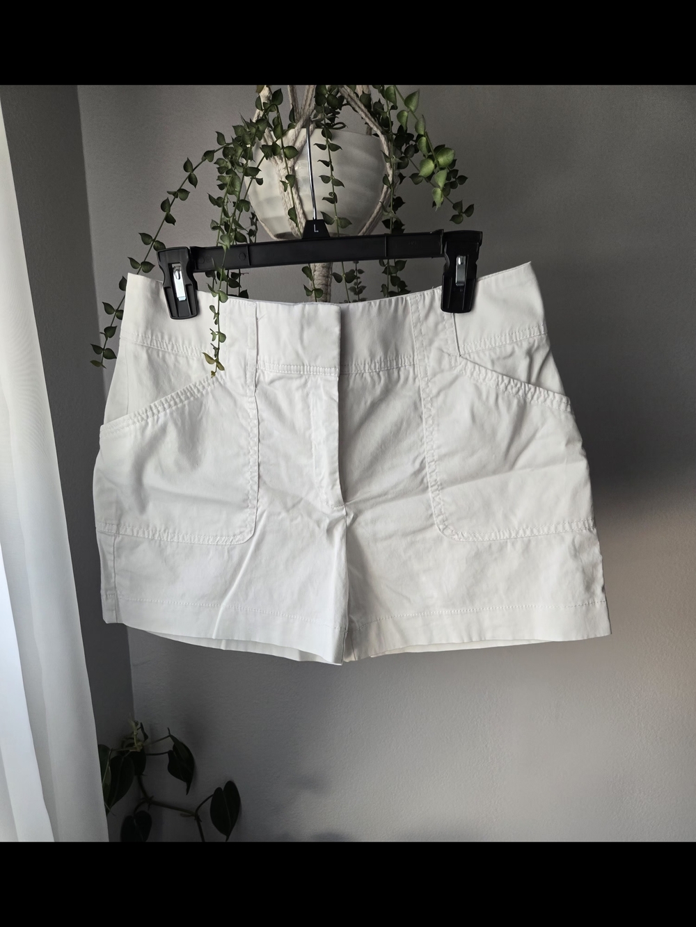 White House Black Market White The 4" Short Tailored Chino Shorts Women's Size 6